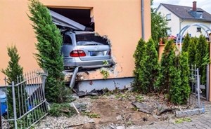 عجوز تدخل بسيارتها غرفة طعام في أحد المنازل بألمانيا