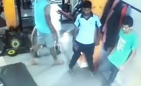 بالفيديو.. شاهد لحظة صادمة لوفاة شاب في ناد رياضي بعد تمرين الضغط .. إليكم القصة!