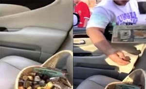 بالفيديو ..مواطن سعودي يتعرض لموقف غير متوقع أثناء توزيعه عيديات على الأطفال في الشارع