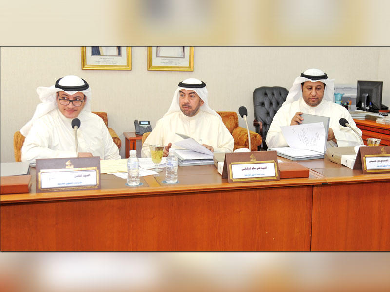 «الخارجية»: مساواة الإداريين بالدبلوماسيين في الرواتب