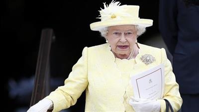 الملكة إليزابيث تستعين بجندي إفريقي للقيام بمهام زوجها