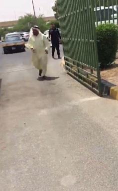مواطن يوثق ملاحقة الشرطة “للمراجعين” أمام مركز لعلاج الإدمان