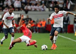 فريق تحكيم مباراة الأهلي والزمالك يصل القاهرة