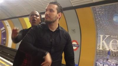 بالصورة – فتاة مسلمة في لندن قاومت رجل حاول نزع حجابها.. فضربها !