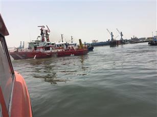 إخماد حريق زورق مقابل ميناء الشويخ