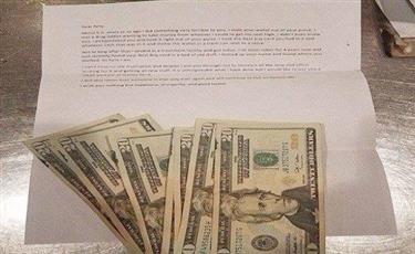 لص يعيد النقود إلى امرأة مع رسالة اعتذار مؤثرة.. بعد 5 سنوات من السرقة !