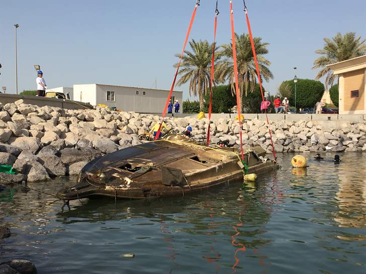 فريق الغوص ينتشل 5 قوارب غارقة في بحر الكويت