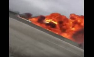بالفيديو.. لحظة تحطم طائرة على طريق سريع مزدحم وتحولها إلى كتلة نار