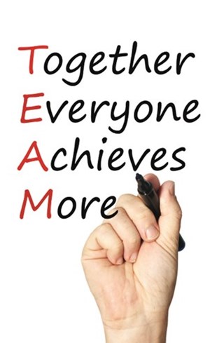 كيف تساهم في تعزيز روح الفريق بالعمل؟