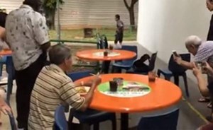 بالفيديو.. أكمل وجبته بهدوء رغم وجود ثعبان ضخم
