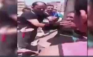 بالفيديو.. ضربوها وعلقوها على عامود إنارة في مصر..والسبب !