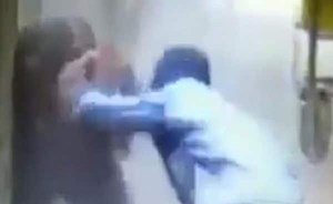 بالفيديو.. شاب عربي يلقي “ماء نار” على وجه زوجته داخل المحكمة في إيطاليا
