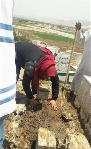 لبنانية تفتح قبر ابنها لهذا السبب..؟!