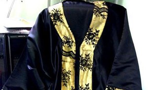 «العريفي» ينشر صوراً للحجاب المحرم شرعاً.. عباءات تظهر زينة النساء