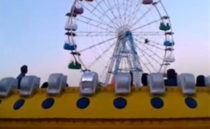 شاهد.. لحظة مروعة لسقوط أم وطفلها من إحدى الألعاب بإيران