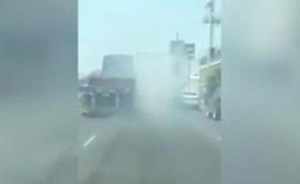 بالفيديو.. عناد بين سائقين ينتهي بسقوط شاحنة من أعلى جسر