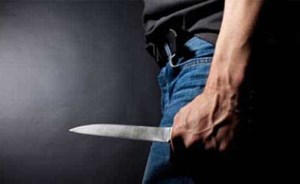 جريمة بشعة هزت السعودية .. شاب يسدد عدة طعنات قاتلة لوالدته لأنها منعته من الخروج !