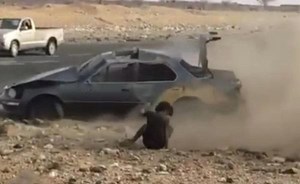 بالفيديو.. مفحط عماني تقذف به سيارته بعد انقلابها المروع عدة مرات