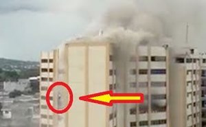 بالفيديو.. نجاة رجل بأعجوبة من حريق بالقفز من مبنى شاهق
