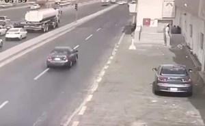 بالفيديو.. تهور سائق يتسبب في حادث مروع في مدينة جدة