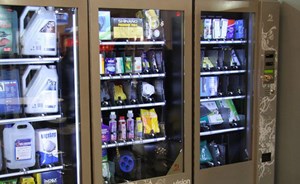 أعمال فنية معروضة عبر آلة للبيع الذاتي في انجلترا