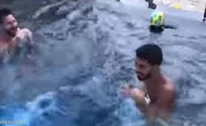 بالفيديو.. ميسي وسواريز في استعراض مائي