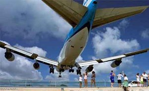 وفاة مأساوية لسائحة اقتربت من “أخطر مطار بالعالم”