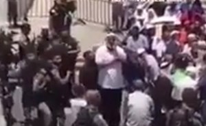 شاهد.. فيديو مؤثر لأحد حرّاس “الأقصى” وهو يرفع الأذان بحرقة باكياً