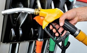 لص يسرق مركبة أمام صاحبها في محطة وقود
