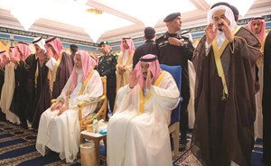 خادم الحرمين يؤدي صلاة الميت على الأمير عبدالرحمن بن عبدالعزيز بمكة