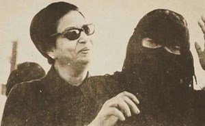 قصة صورة جمعت أم كلثوم وسيدة بدوية كويتية