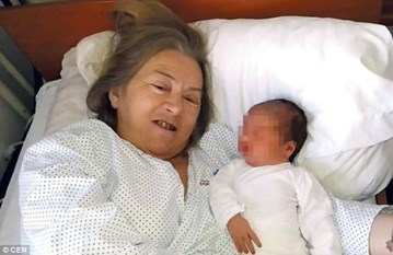 أنجبت طفلة في سنّ الستين فكان جزاؤها الهجر