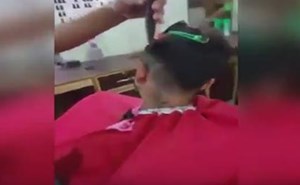 بالشاكوش والسكين.. شاهد آخر صيحات الحلاقة في مصر