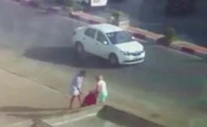 بالفيديو.. رضيعة حُملت من عربتها فنجت من موت محقق