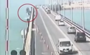 بالفيديو.. لحظة سقوط شاحنة نقل في المحيط ونجاة السائق بأعجوبة
