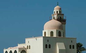 بالفيديو.. مفاجأة مذهلة لسعوديين نصبوا كاميرات لكشف من يسرق أحذيتهم يوميًا عند المسجد