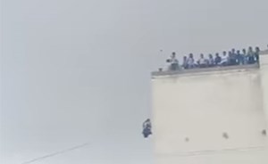 فيديو مؤلم لمراهقة تعثرت وسقطت جثة على الأرض