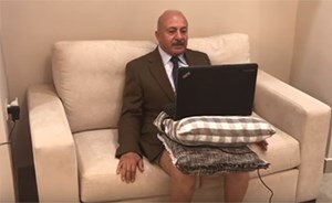 فيديو طريف.. محلل سياسي يقع بموقف محرج بعد ظهوره على الهواء بنصف ملابسه !