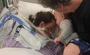 الصورة التي أبكت الملايين.. ابن الـ17 شهراً قبّل والدته قبلة الوداع قبل لحظات من وفاتها!