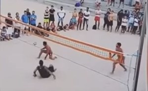 بالفيديو…رونالدينو يبهر الحضور في كرة القدم الشاطئية