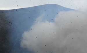 بالفيديو.. لحظة انفجار بركان على بعد أمتار من رجل