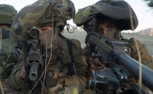 بالفيديو.. طفل فلسطينى يضرب جندى إسرائيلى على “قفاه” أمام بوابات الأقصى