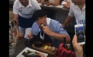 فيديو صادم .. رئيس بلدية فرنسية يأكل فأراً بعد خسارته رهاناً