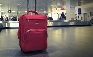 موظف يعثر على حقيبة بها مليوني روبل نسيها راكب على متن طائرة