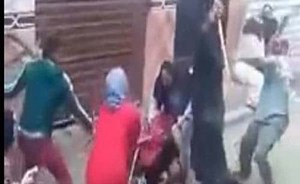 بالفيديو.. مشاجرة دموية بالأسلحة البيضاء بين رجال ونساء في مصر