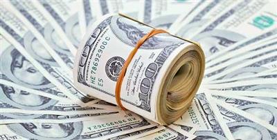 الدولار يهبط أمام اليورو لأدنى مستوى