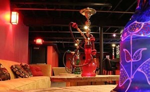 مواطن يعتدي على وافد منعه من الشيشة