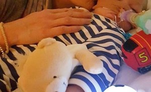 لحظات وداع أخيرة من أبوين لطفلهما قبل نزع أجهزة الإعاشة