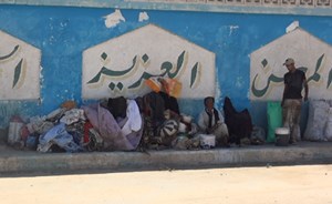 قصة مؤثرة.. “جدة مصرية” تنام بجوار المقابر حتى لا تُغضب زوجات أبنائها!