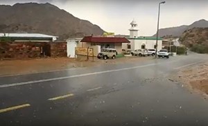 بالفيديو.. مشهد مؤثر لتساقط البرد مع رفع الأذان بالسعودية